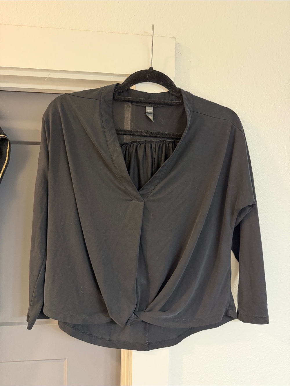 Lot of 4 Black Women's Tops - Classic Work & Casual Styles - Picture 8 of 9